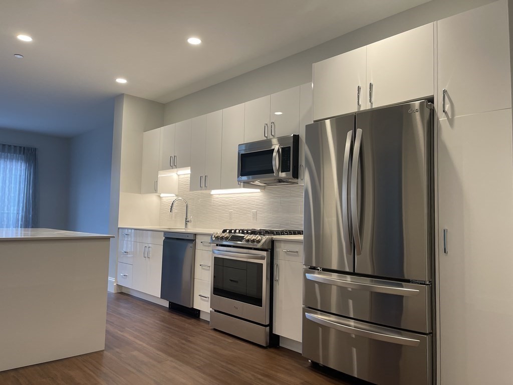 205 Maverick St Unit: 306