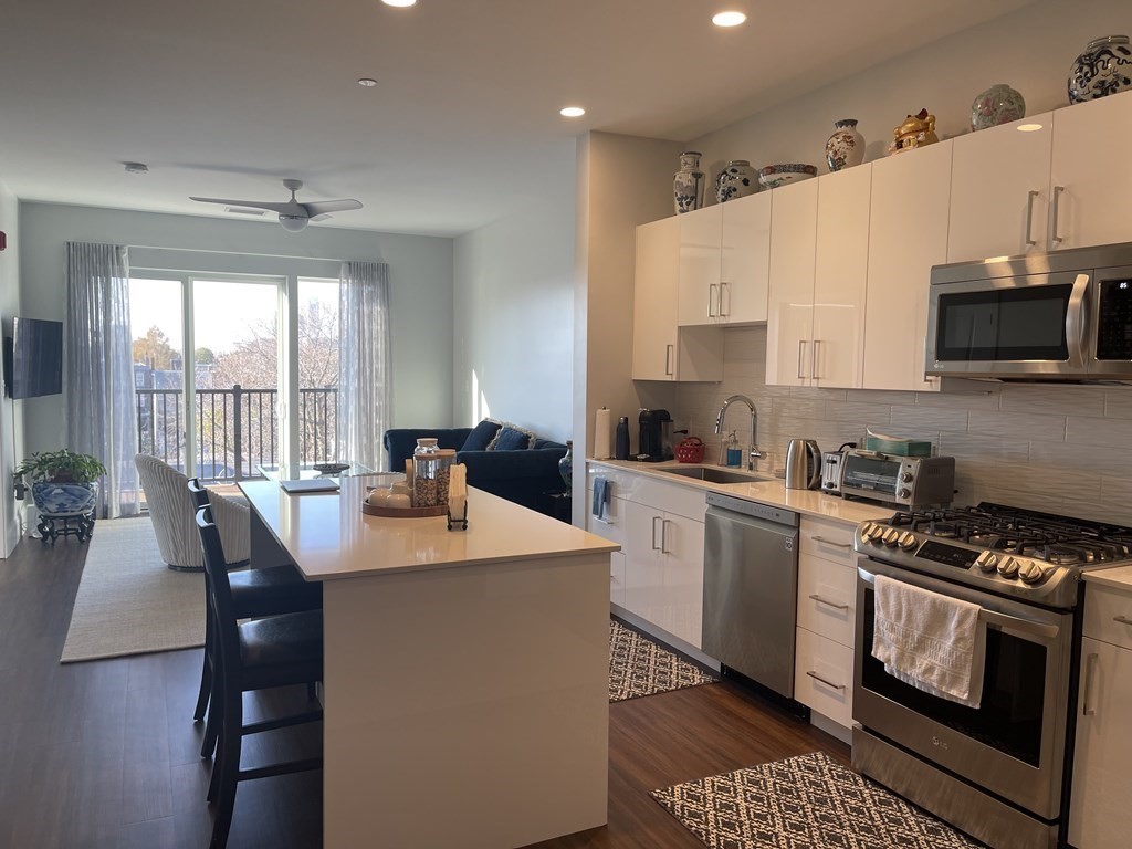205 Maverick St Unit: 306