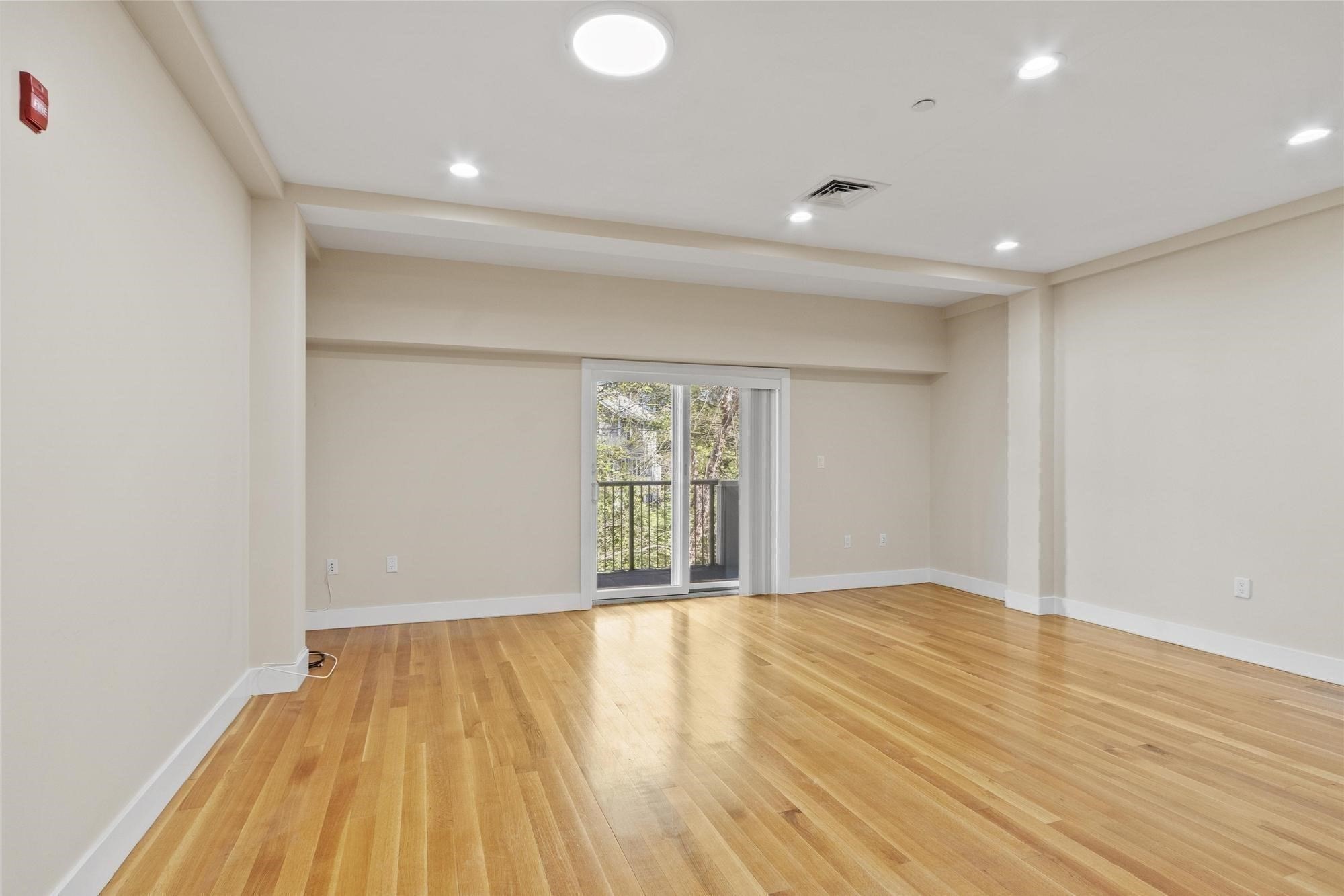 321 Hammond Pond Pkwy # 103