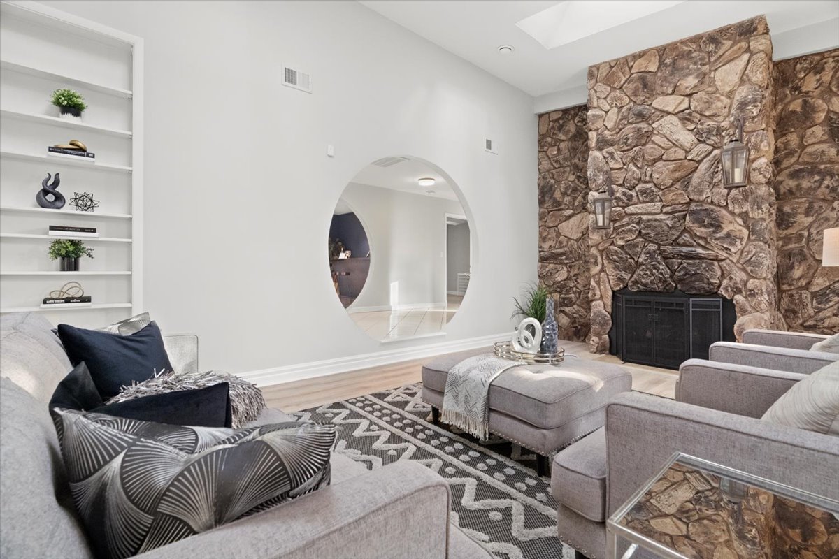 337 W Austin Avenue