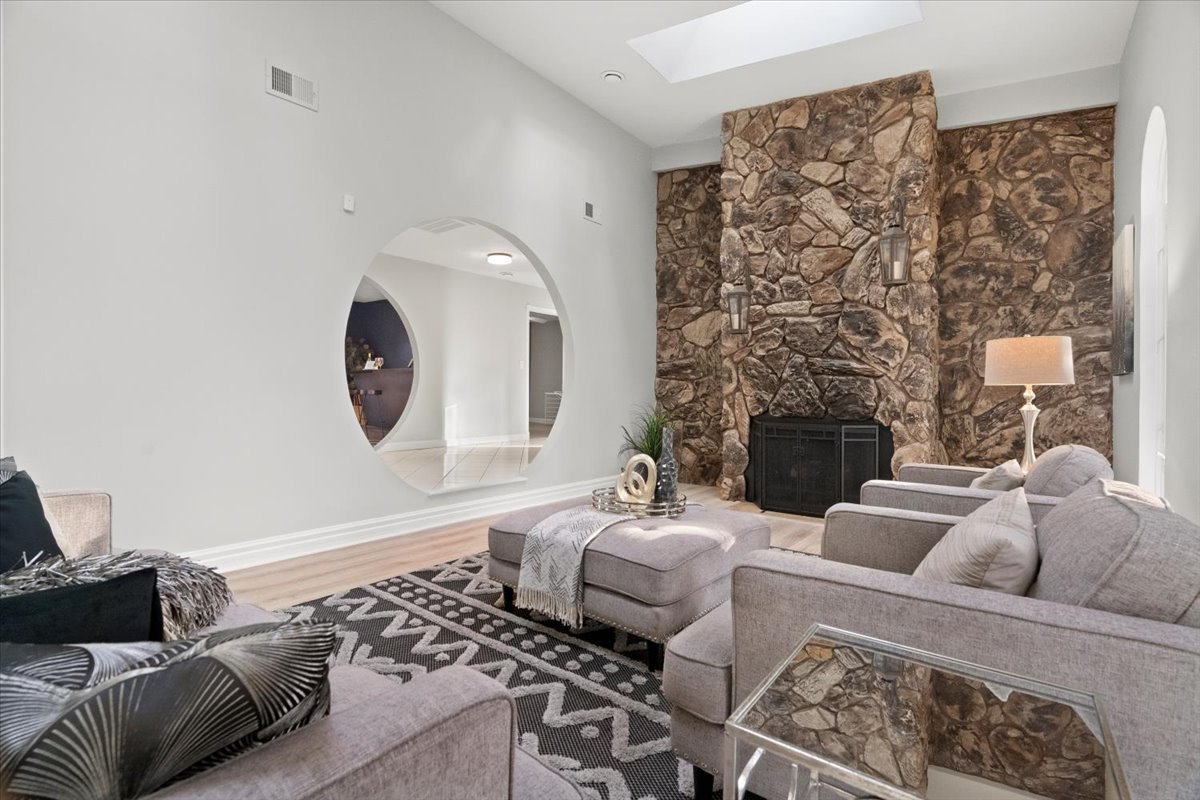 337 W Austin Avenue