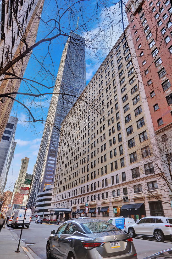 850 N DeWitt Place Unit: 9D