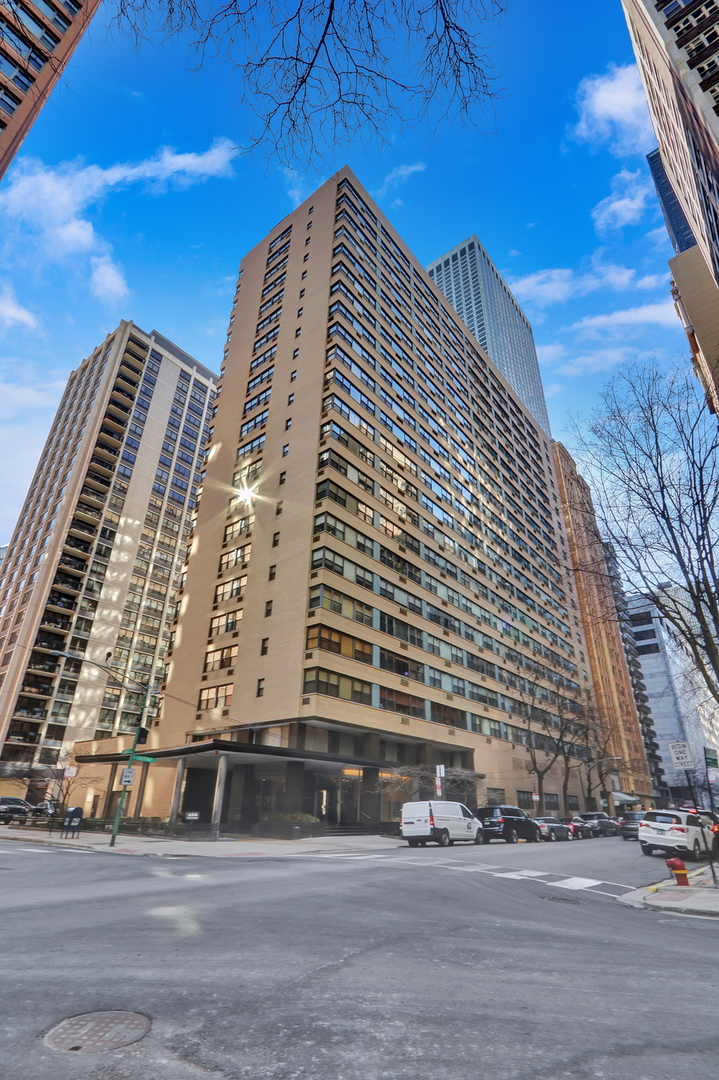 850 N DeWitt Place Unit: 9D