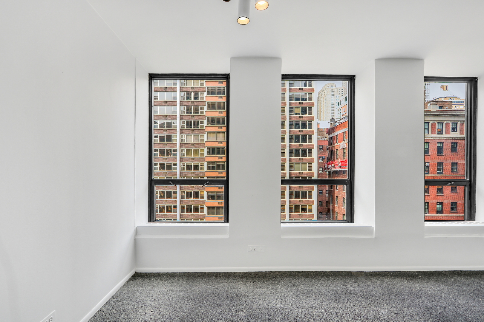 260 E Chestnut Street Unit: 1102