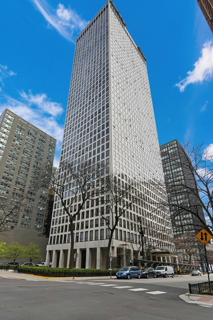 260 E Chestnut Street Unit: 1102