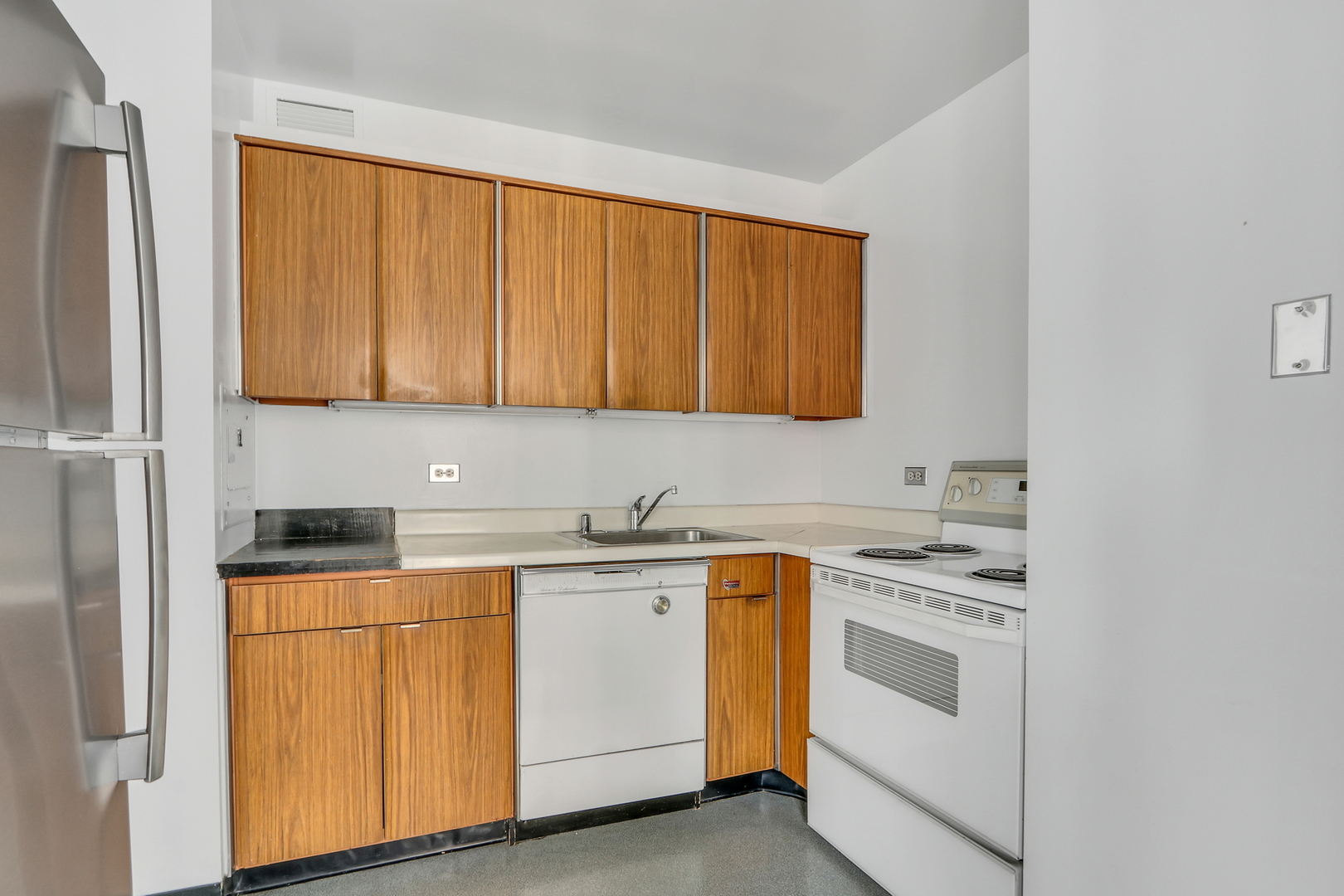 260 E Chestnut Street Unit: 1102