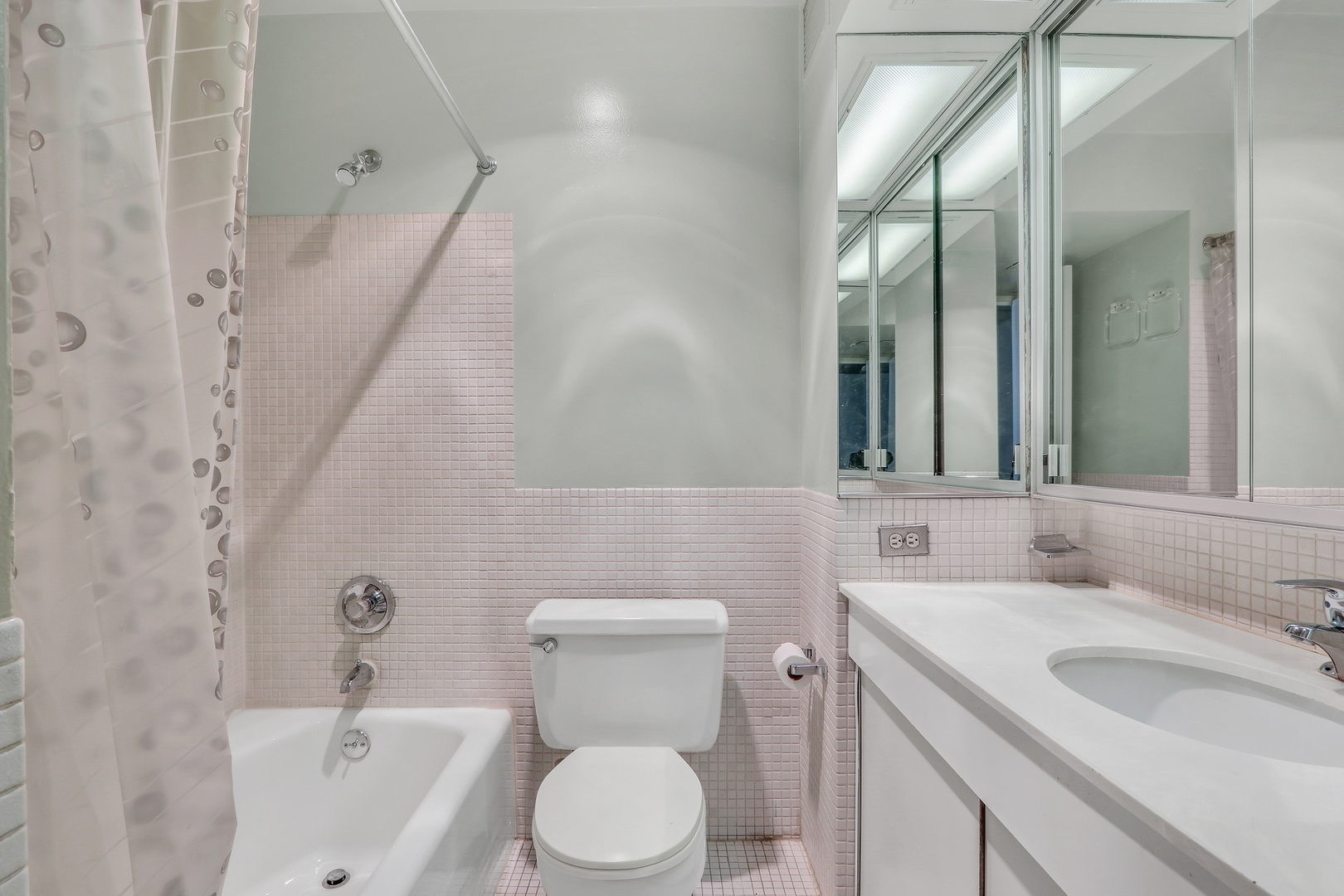 260 E Chestnut Street Unit: 1102