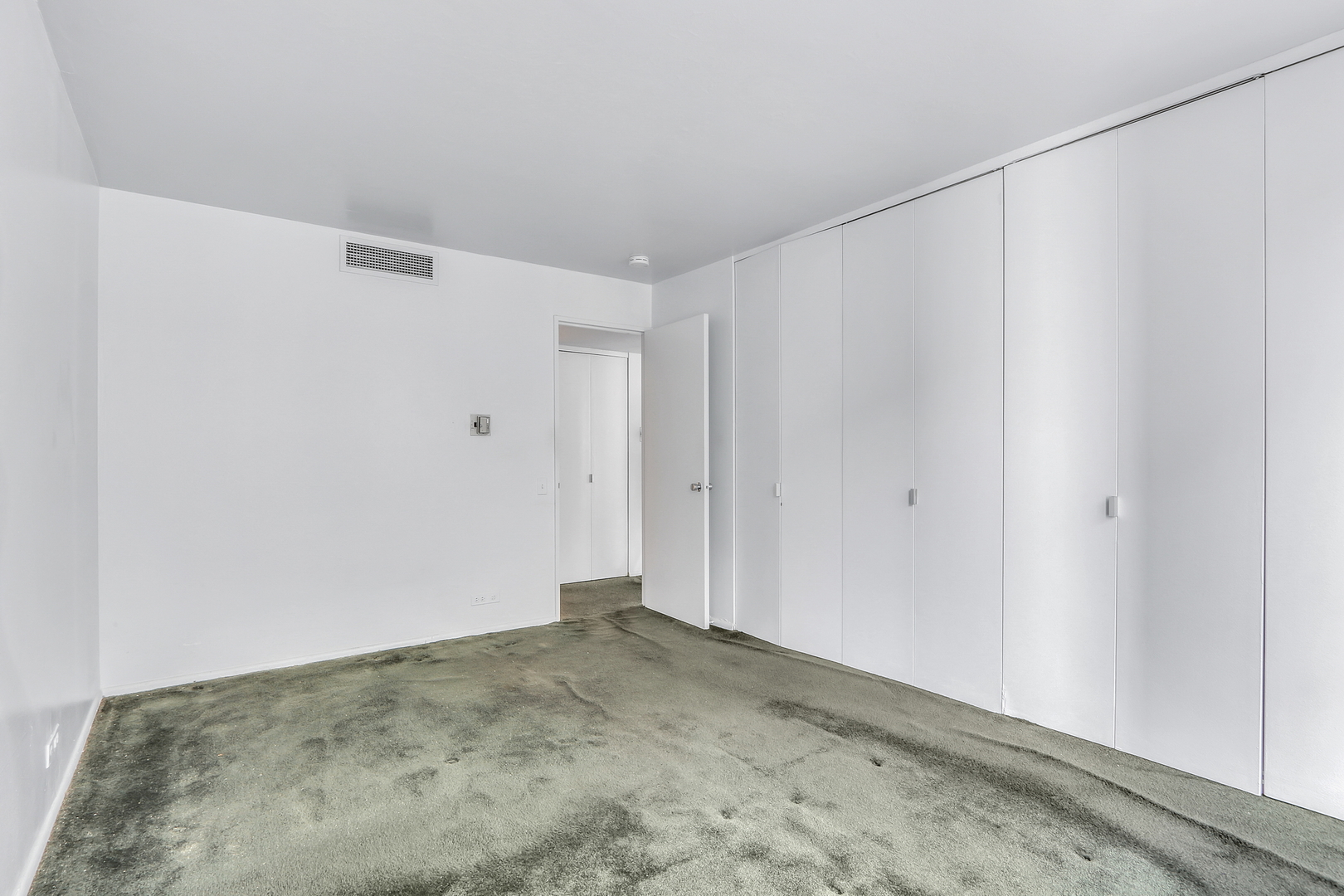 260 E Chestnut Street Unit: 1102