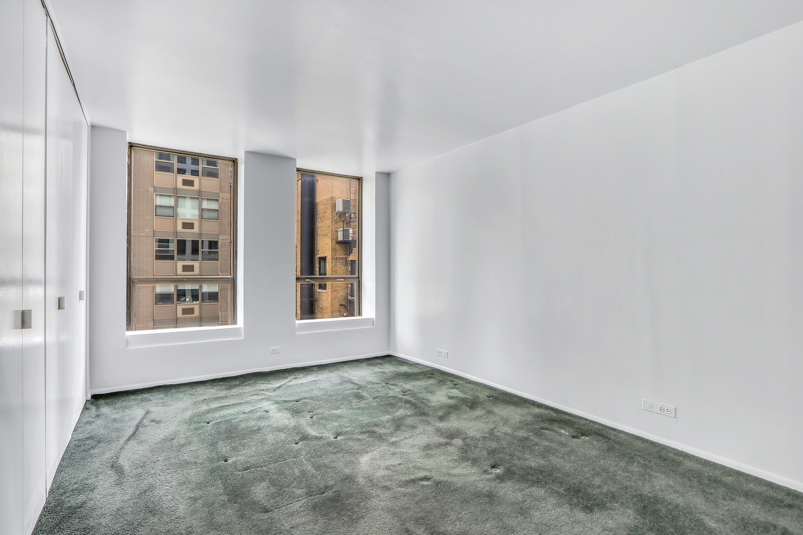 260 E Chestnut Street Unit: 1102
