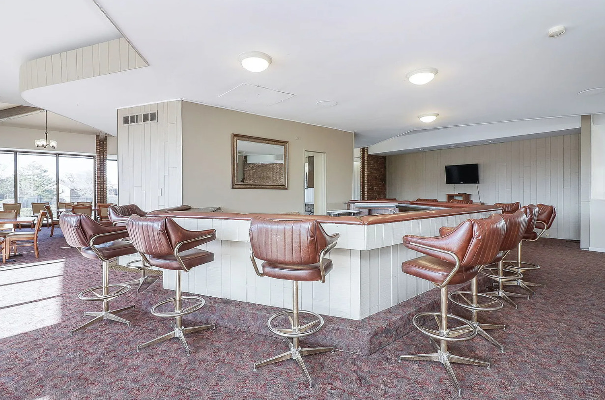 462 Raintree Court Unit: 1B