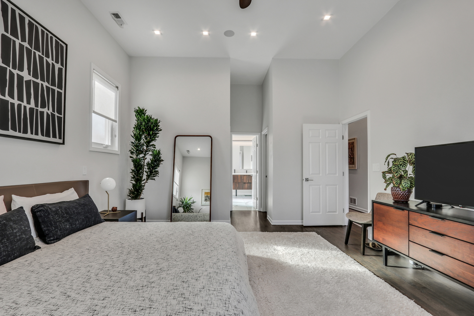 2919 N Burling Street Unit: J