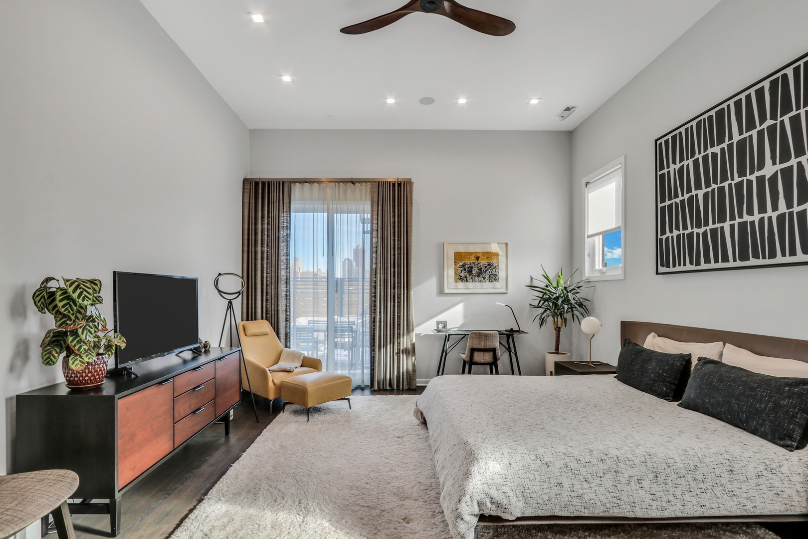 2919 N Burling Street Unit: J