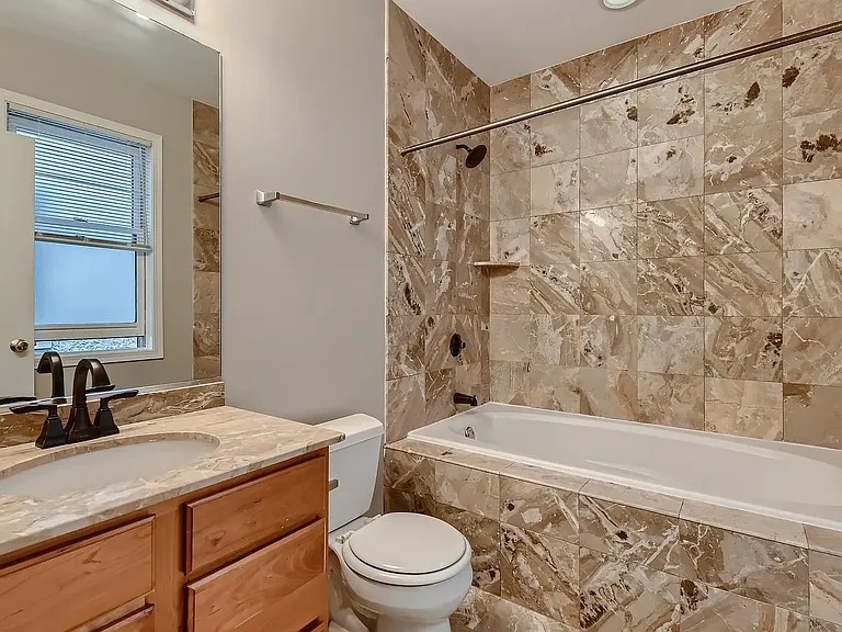 905 W Lawrence Avenue Unit: 3W