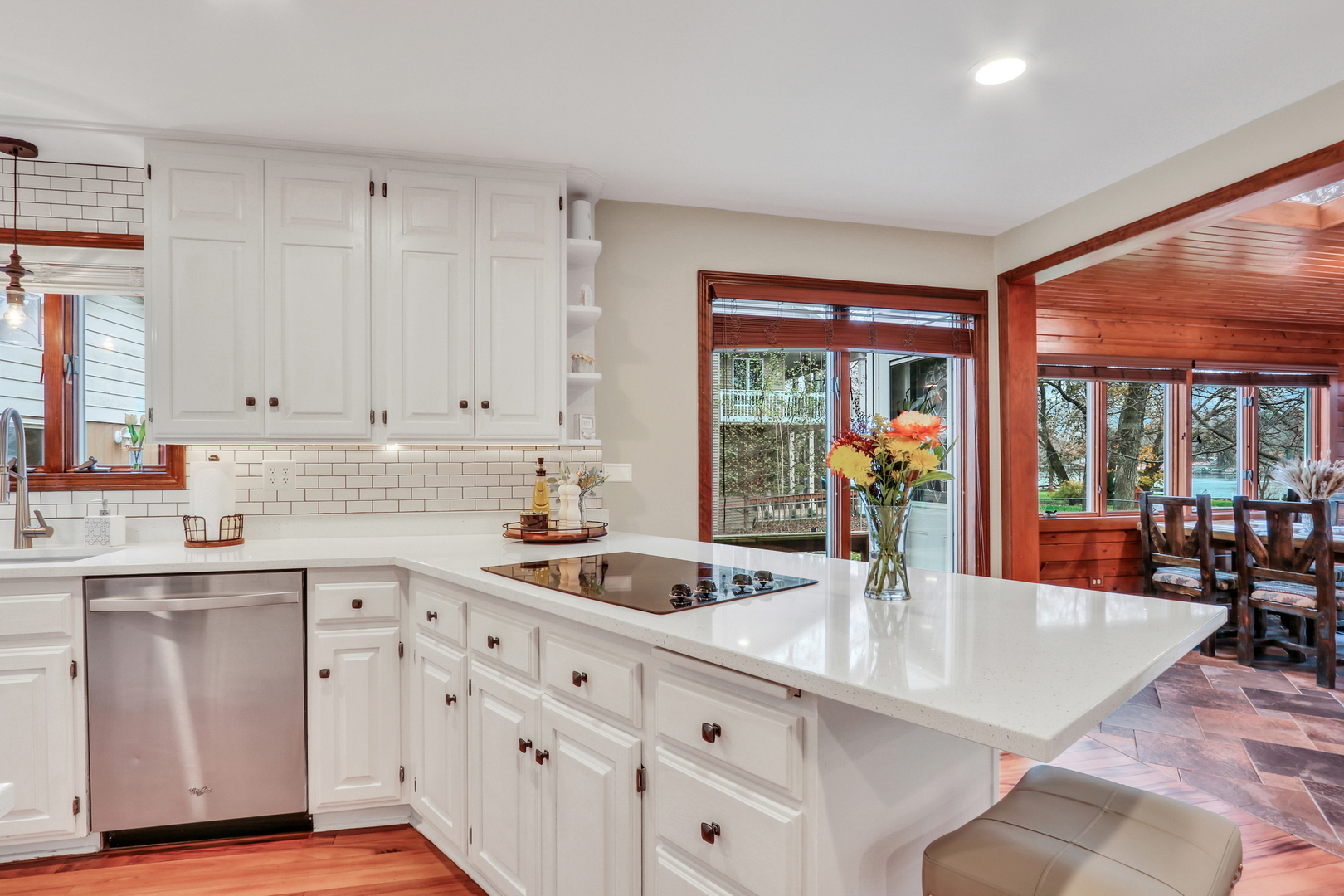 2407 N Villa Lane