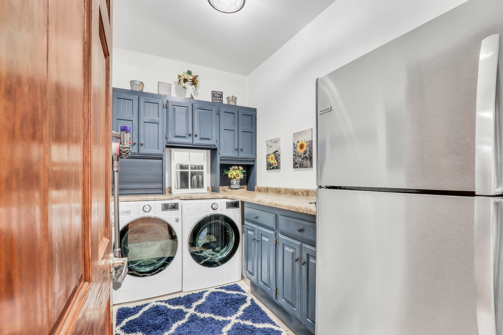 2407 N Villa Lane