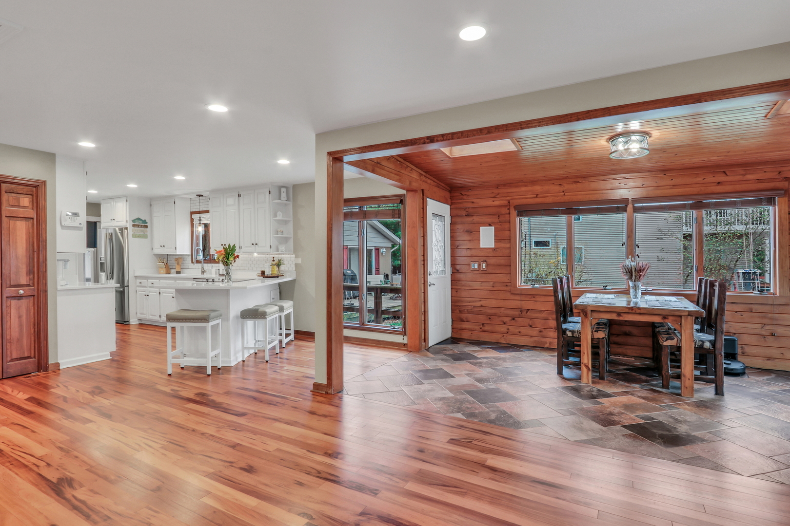 2407 N Villa Lane