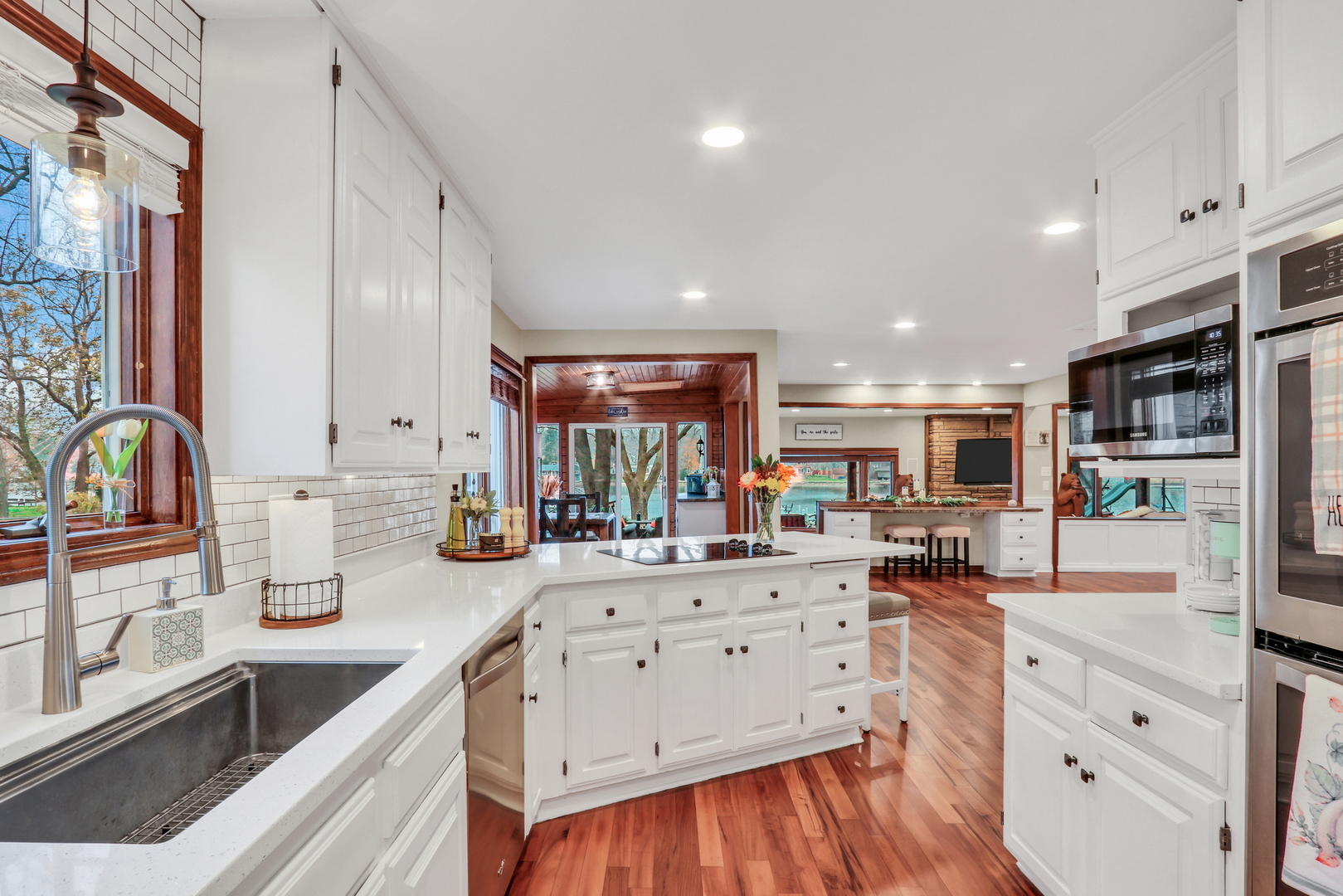 2407 N Villa Lane