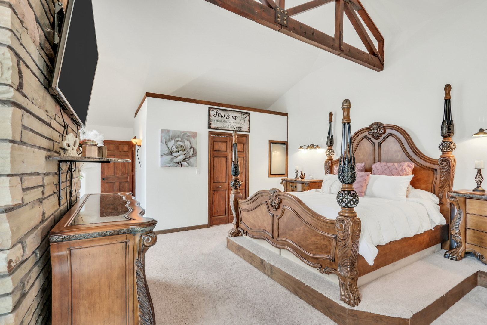 2407 N Villa Lane