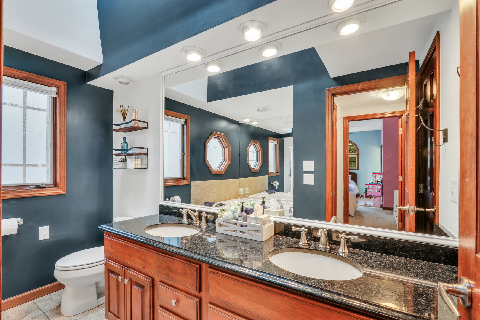 2407 N Villa Lane