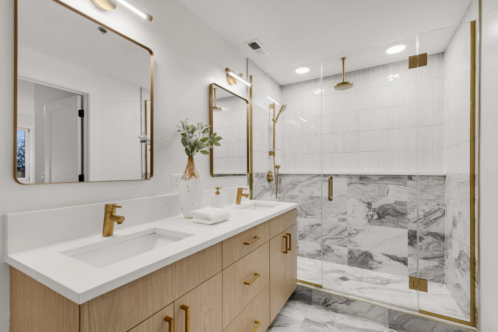 3204 N Kostner Avenue Unit: 301