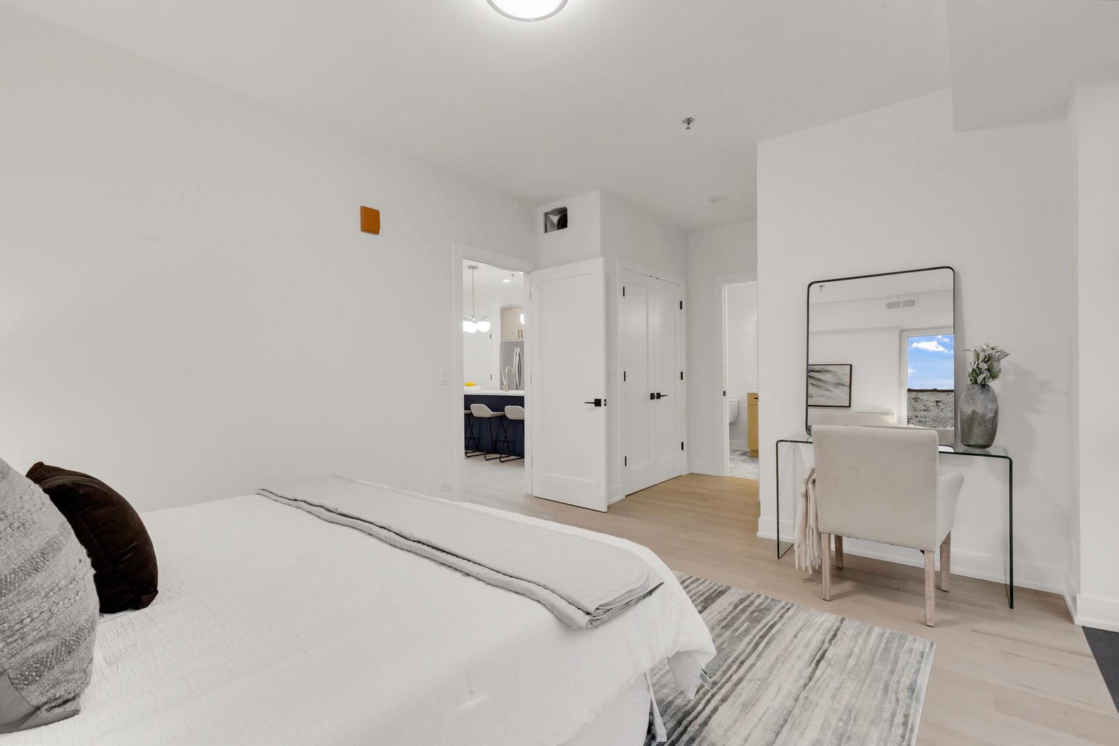 3204 N Kostner Avenue Unit: 301