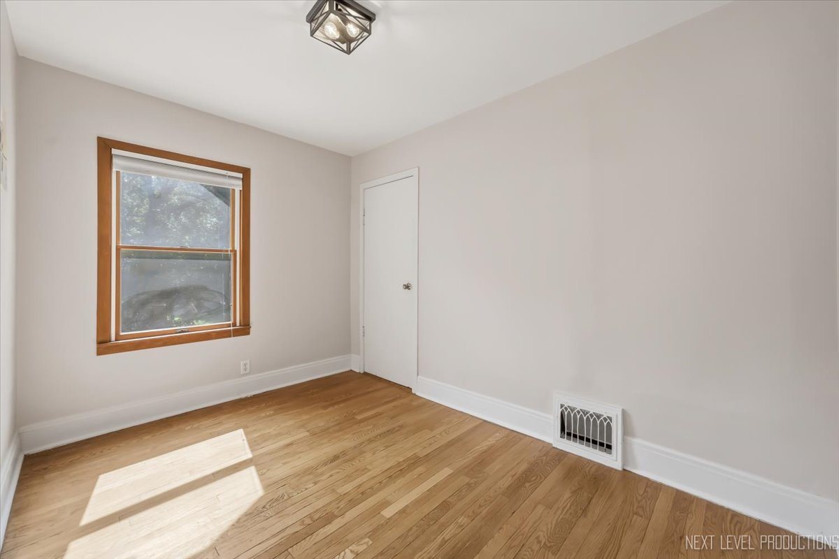 32W183 Glos Street