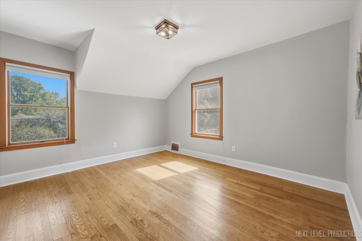 32W183 Glos Street