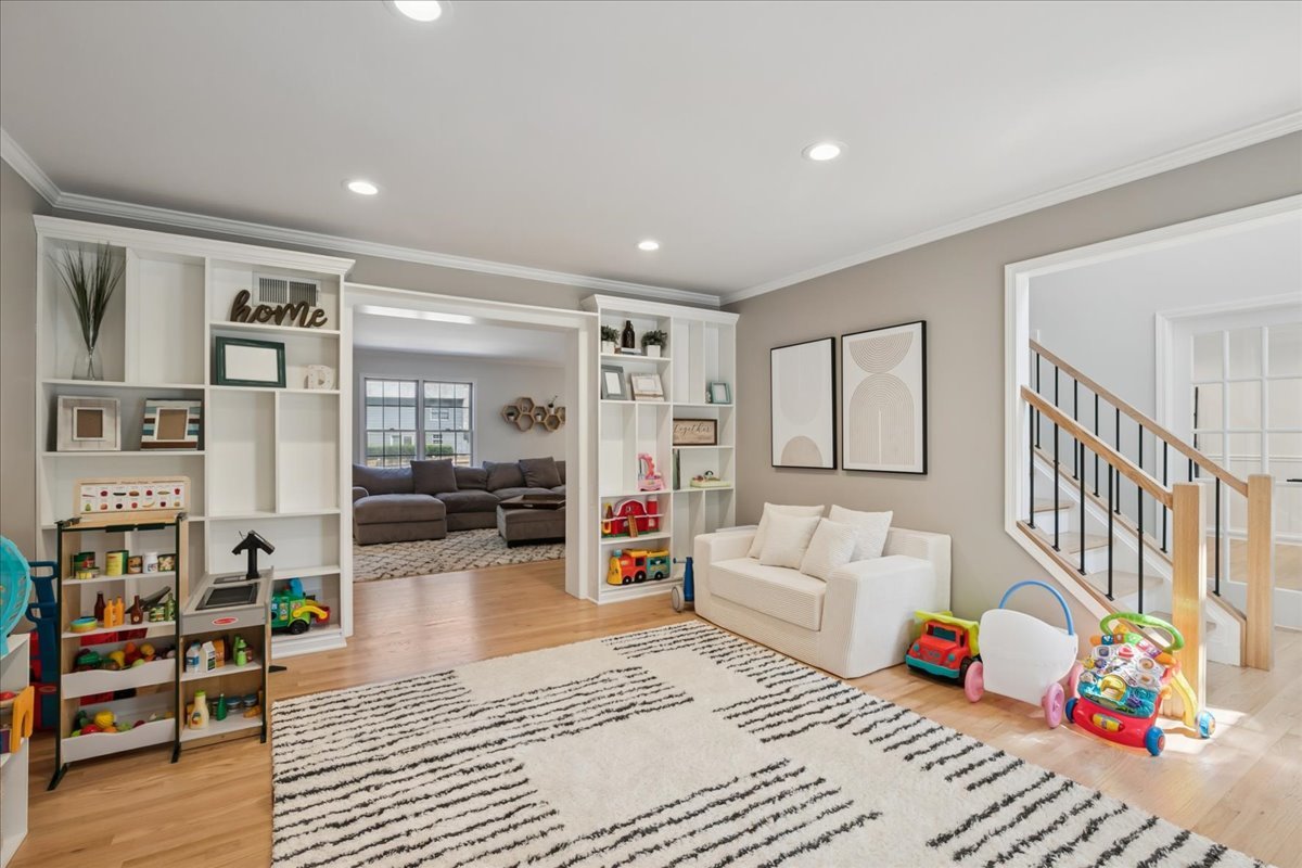 658 Lexington Square W