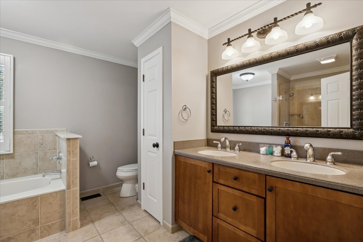 658 Lexington Square W