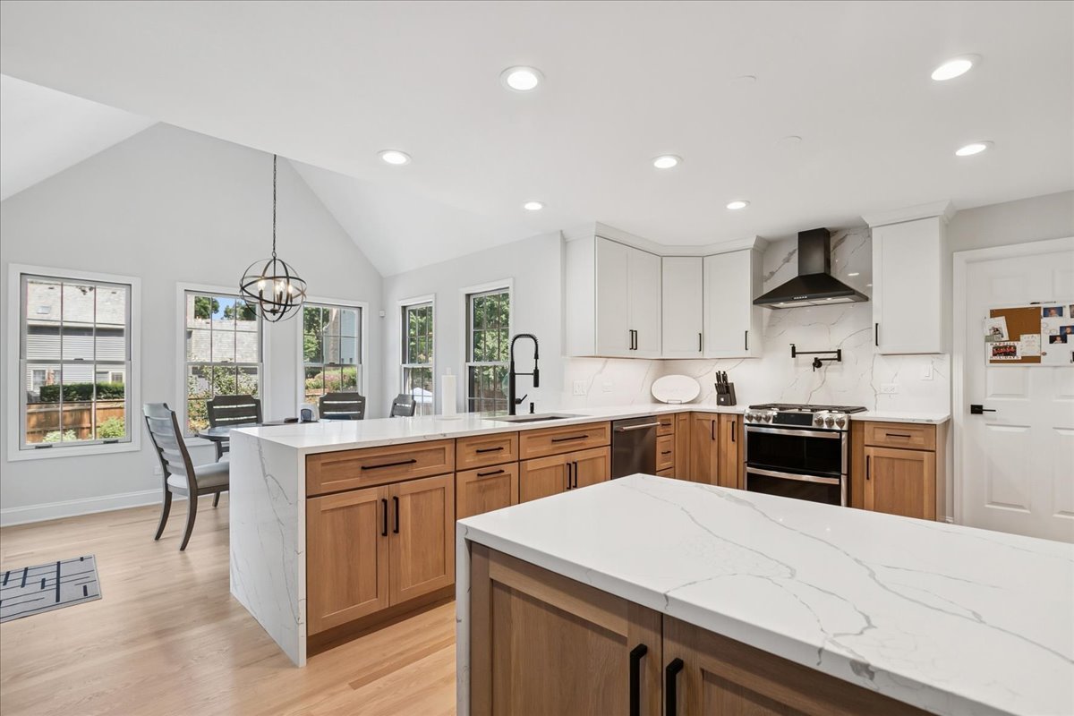 658 Lexington Square W