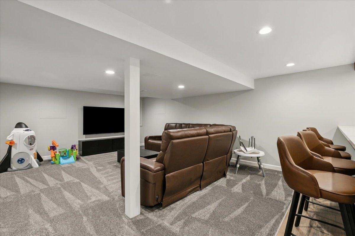658 Lexington Square W