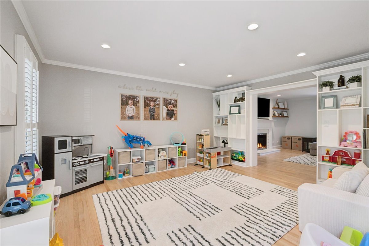 658 Lexington Square W