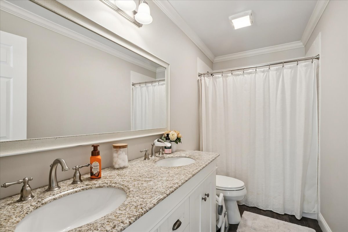658 Lexington Square W