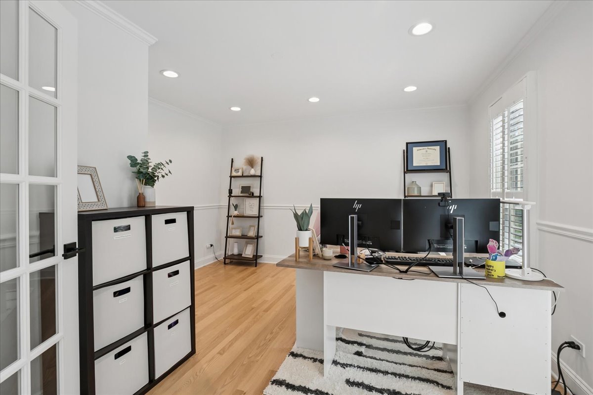 658 Lexington Square W