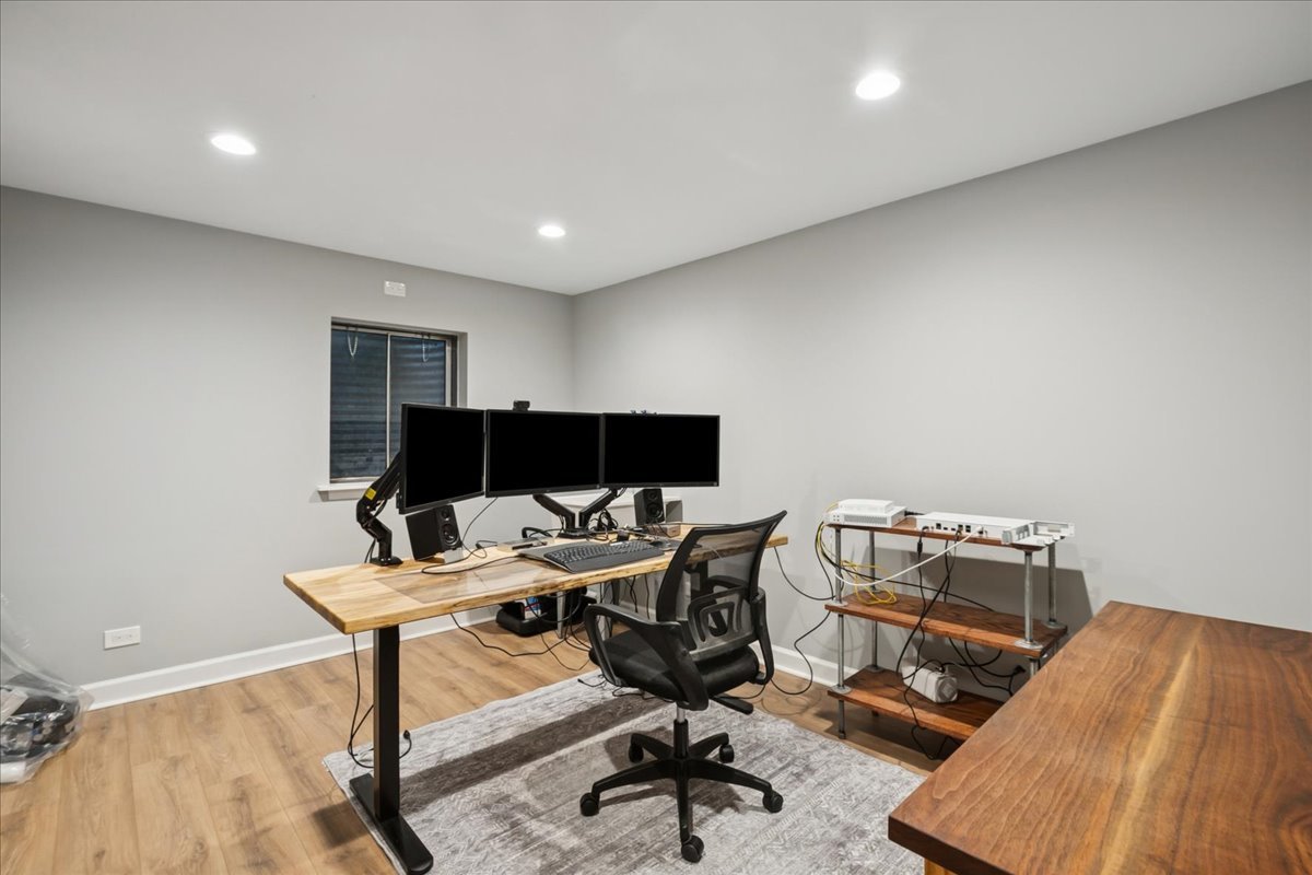 658 Lexington Square W