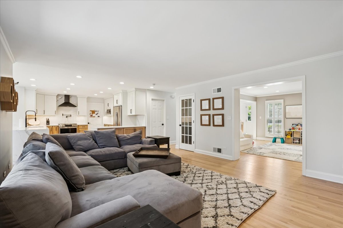 658 Lexington Square W