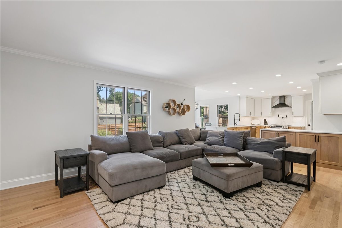 658 Lexington Square W