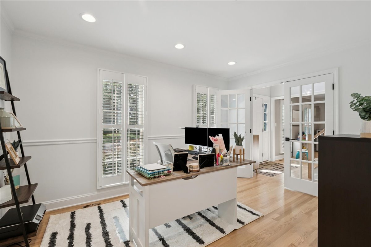 658 Lexington Square W