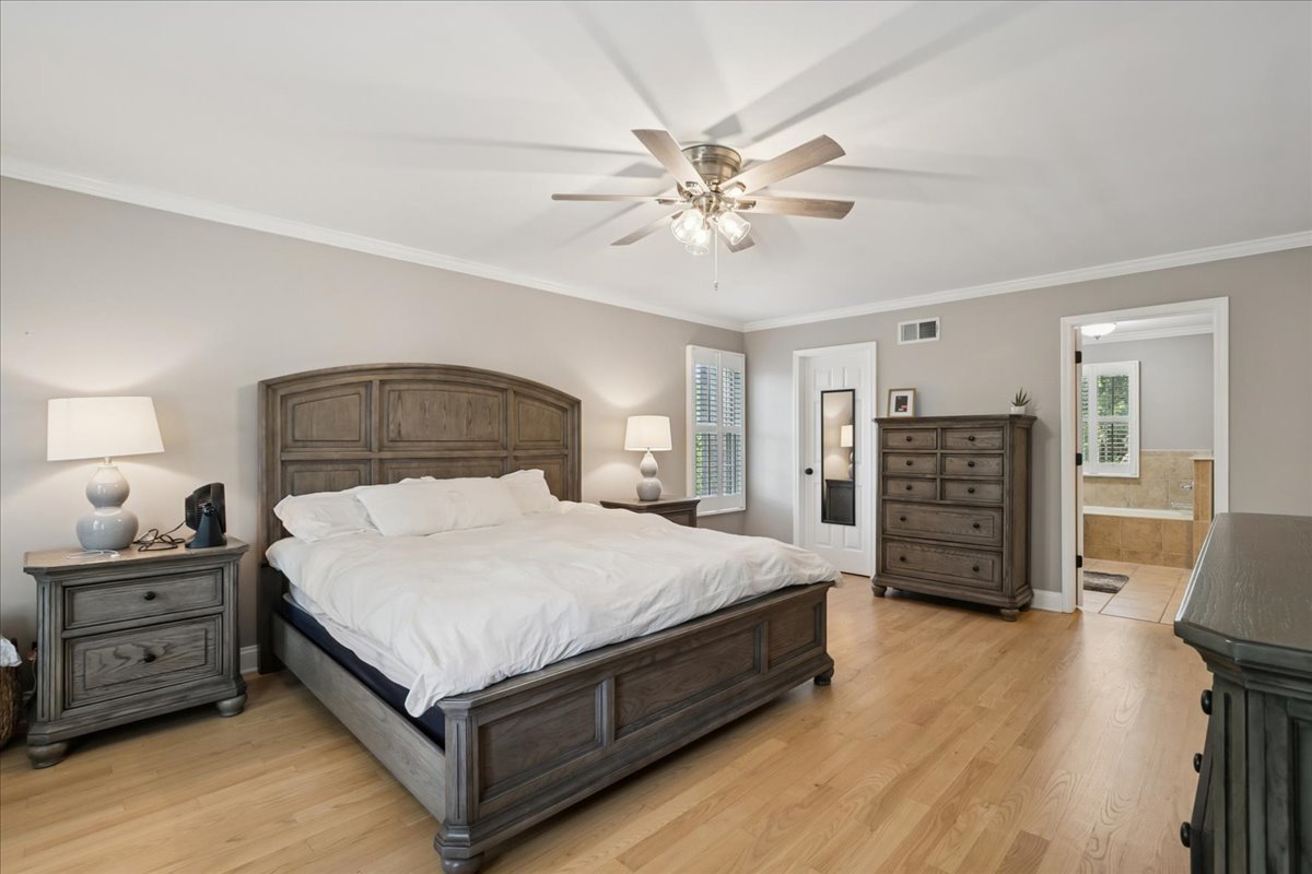 658 Lexington Square W