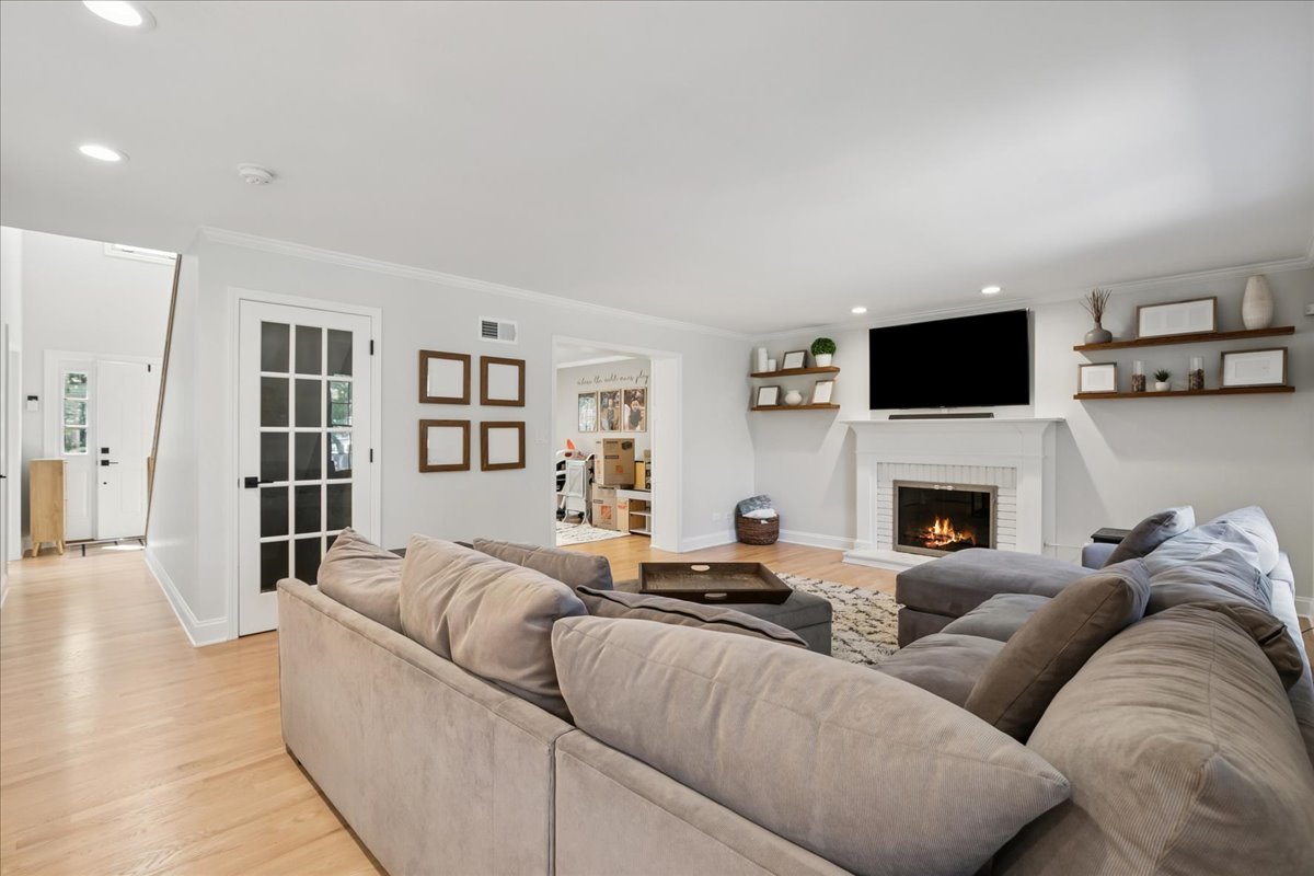 658 Lexington Square W