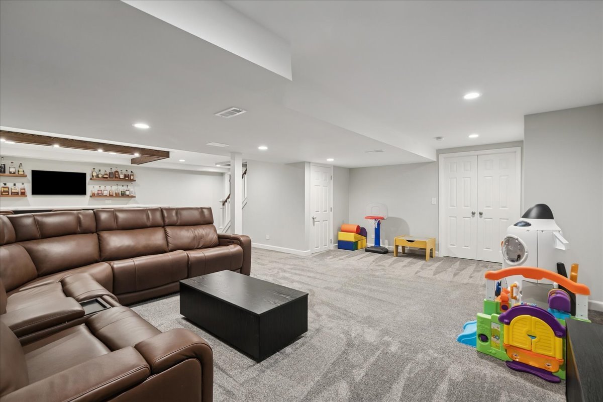 658 Lexington Square W