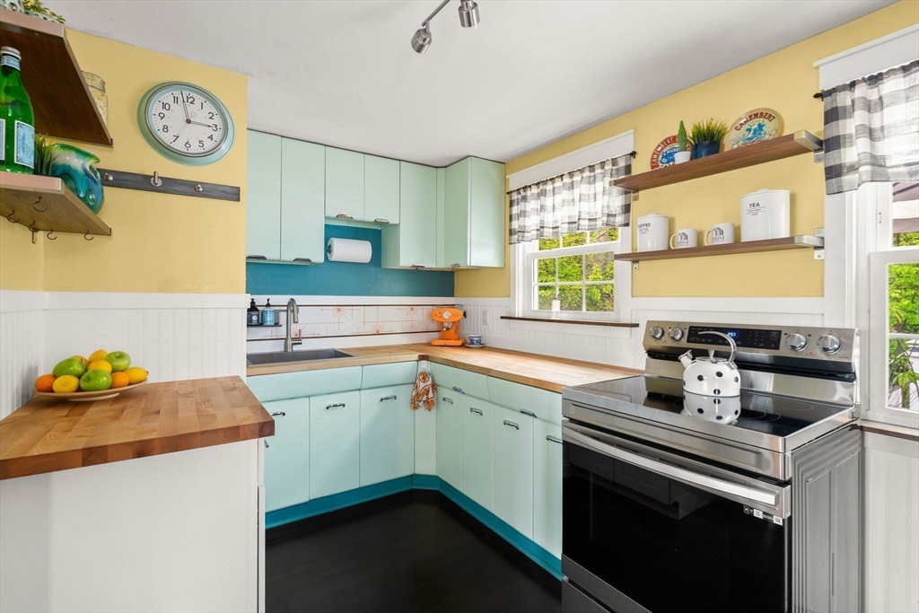 6 Van Brunt St