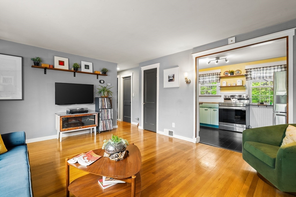 6 Van Brunt St