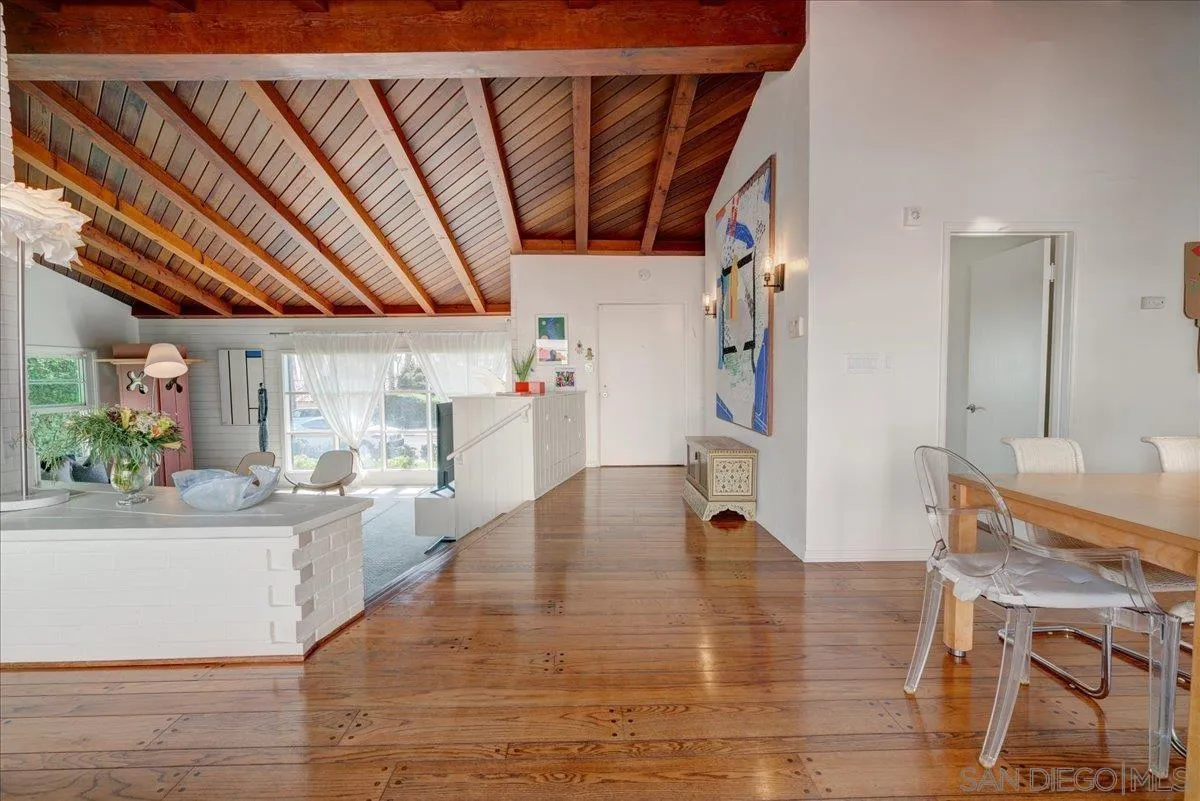 6423 Avenida Cresta