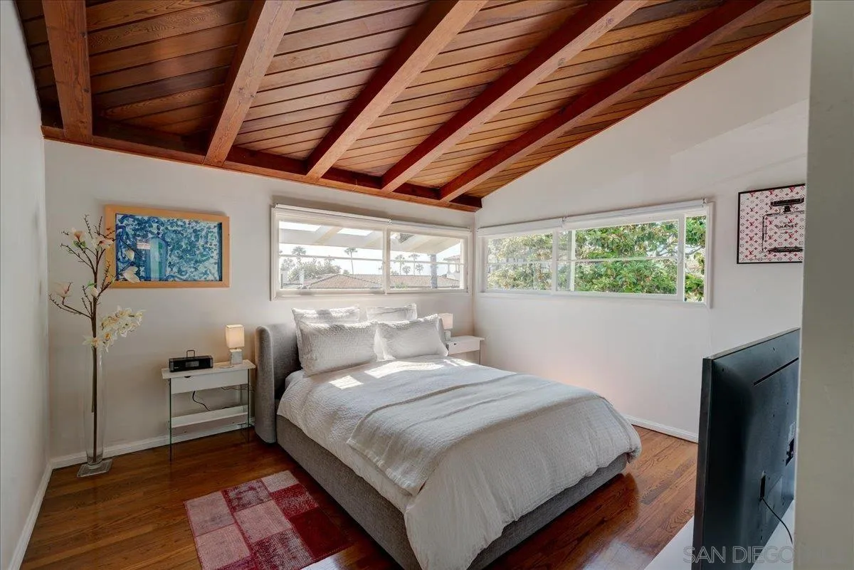 6423 Avenida Cresta
