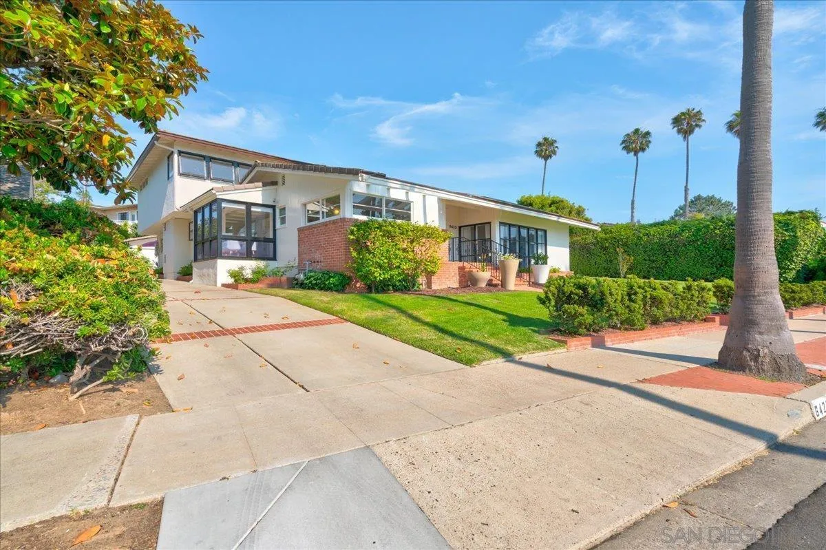 6423 Avenida Cresta