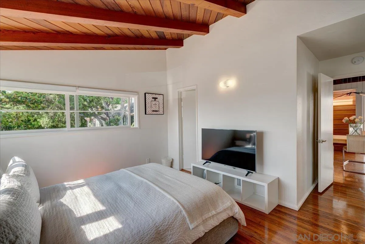 6423 Avenida Cresta
