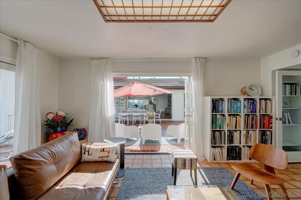 6423 Avenida Cresta