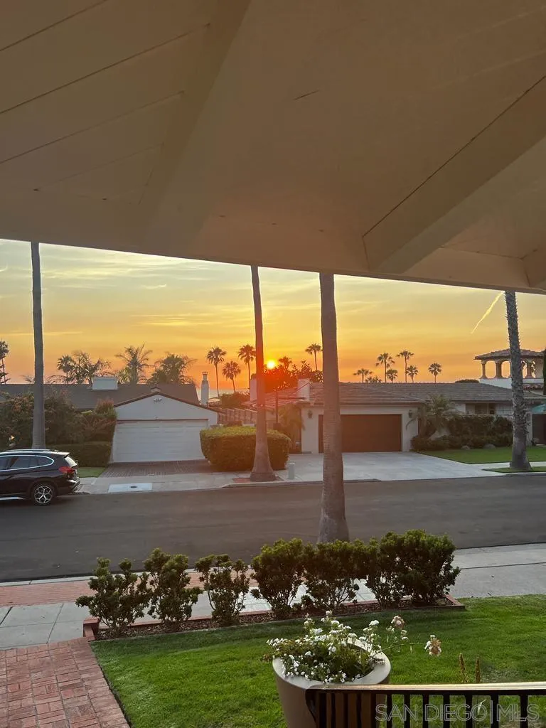 6423 Avenida Cresta