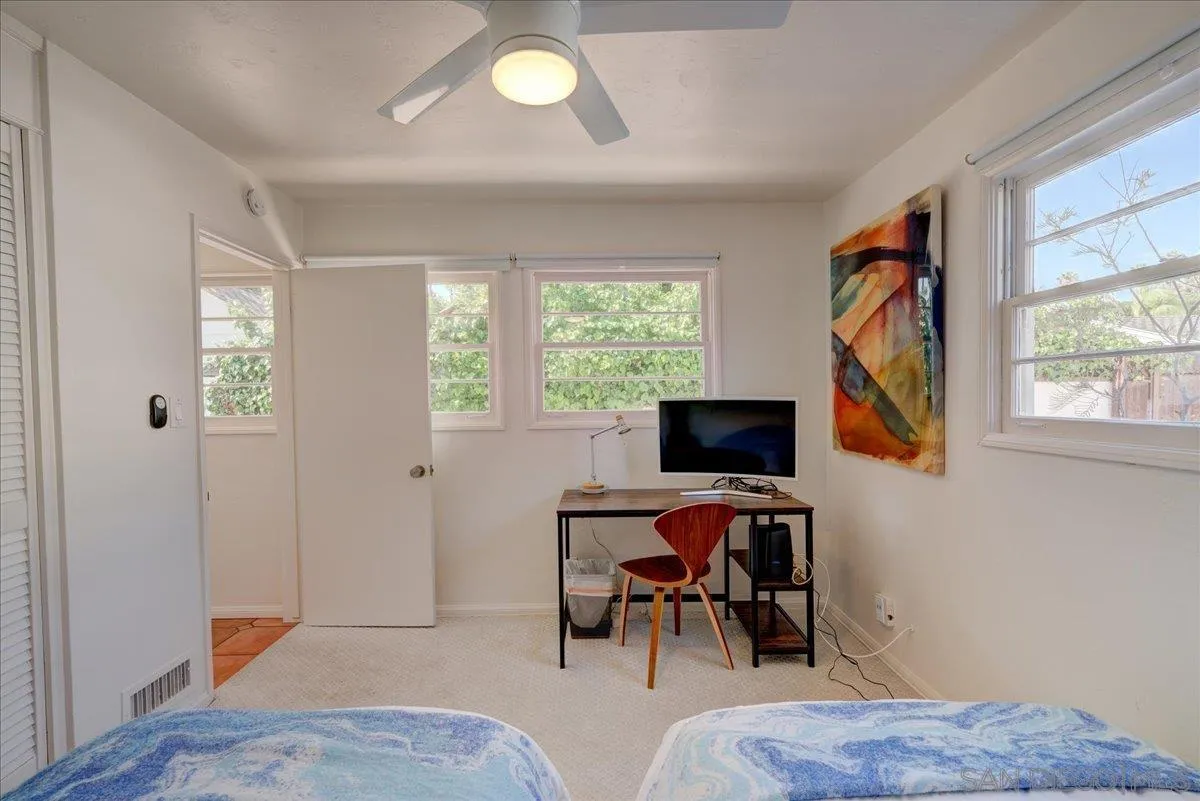 6423 Avenida Cresta